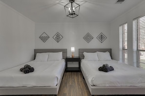 5 habitaciones, escritorio y tabla de planchar con plancha 
