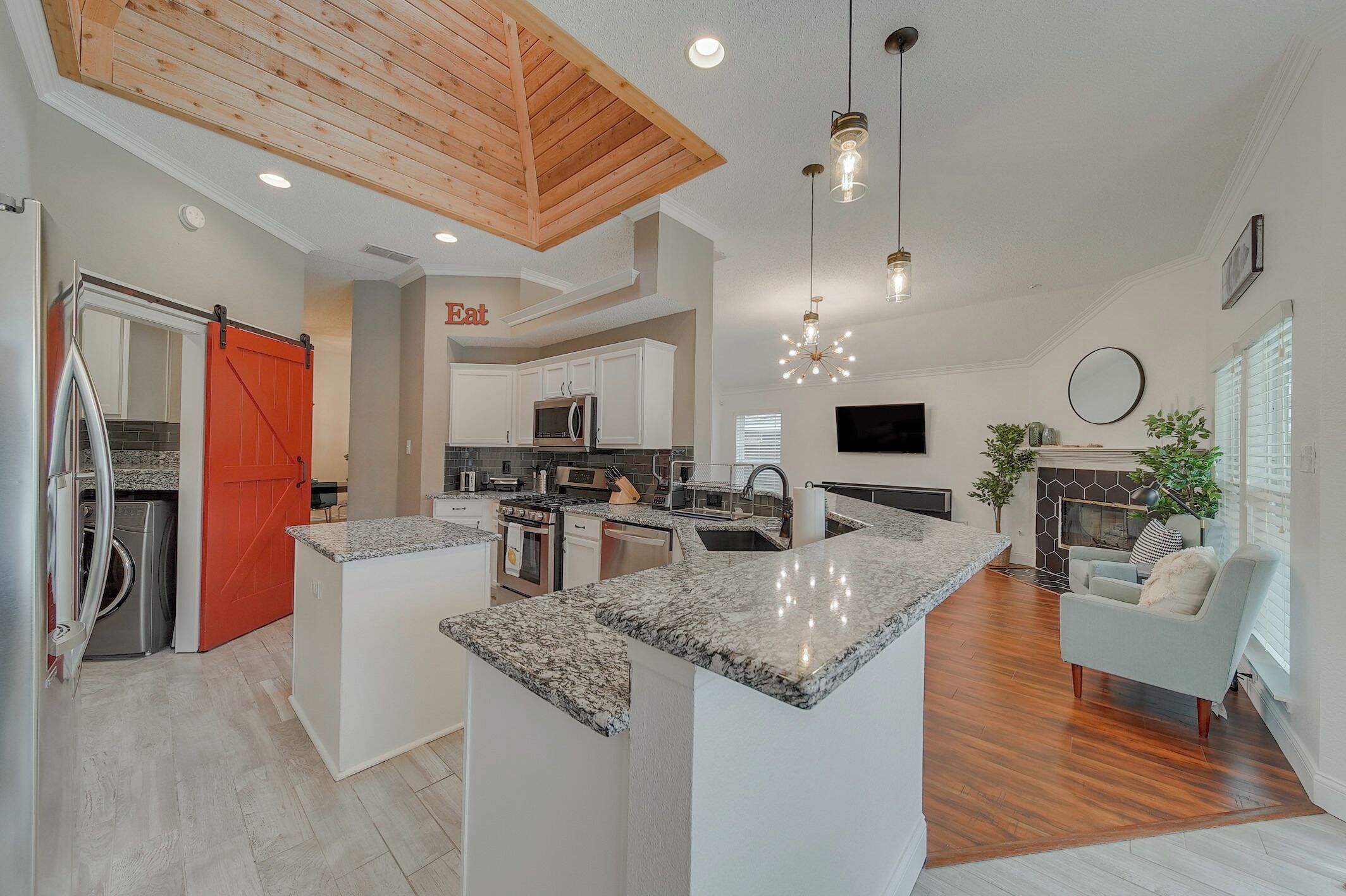 冷蔵庫、電子レンジ、オーブン、コンロ