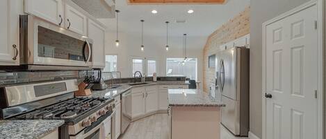 Frigorífico, microondas, horno y placa de cocina