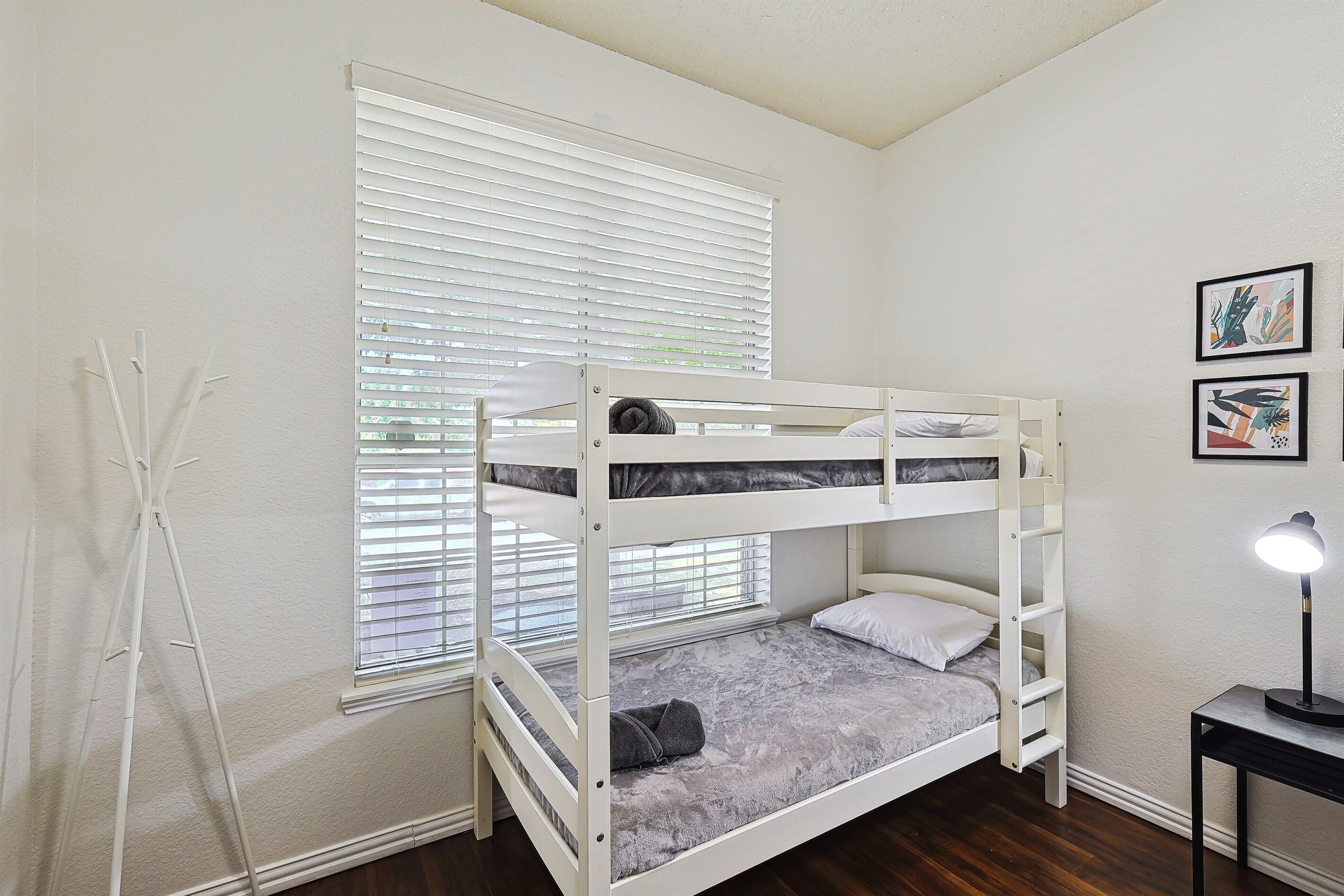 Een bureau, een strijkplank/strijkijzer, reisbedje, gratis wifi