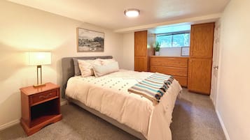 2 bedrooms, iron/ironing board, WiFi, bed sheets