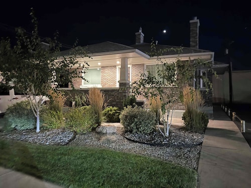 Stylish Bungalow Basement Apartment