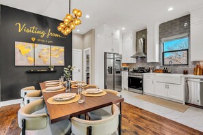 Dining - Dallas escape - Rooftop + Hot tub - Vintage Arcade (Dallas)