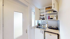 Kühlschrank, Mikrowelle, Herdplatte, Wasserkocher