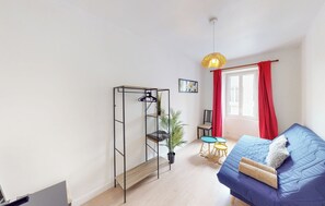 Unclassified image, 4 of 13, button - Vrbo Property (Nantes)