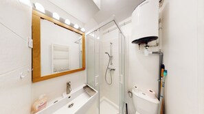 Unclassified image, 3 of 13, button - Vrbo Property (Nantes)