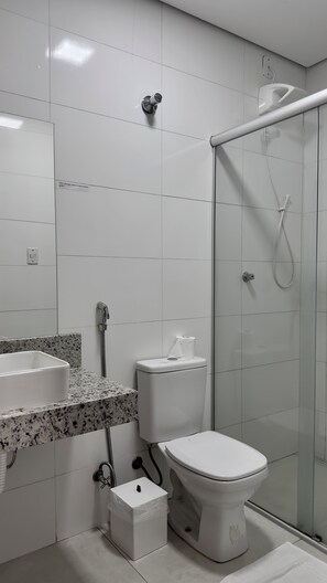 Familiekamer, 1 twee- of 2 eenpersoonsbedden, uitzicht op de binnenplaats | Badkamer | Een douche, gratis toiletartikelen, handdoeken, zeep