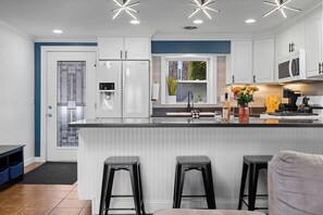 Een koelkast, een microgolfoven, een oven, een kookplaat