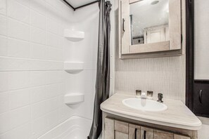 Towels - 🌅 M22 Cozy Camper | Private Beach | Million Dollar Island Views ➠ 7633 (Traverse City)