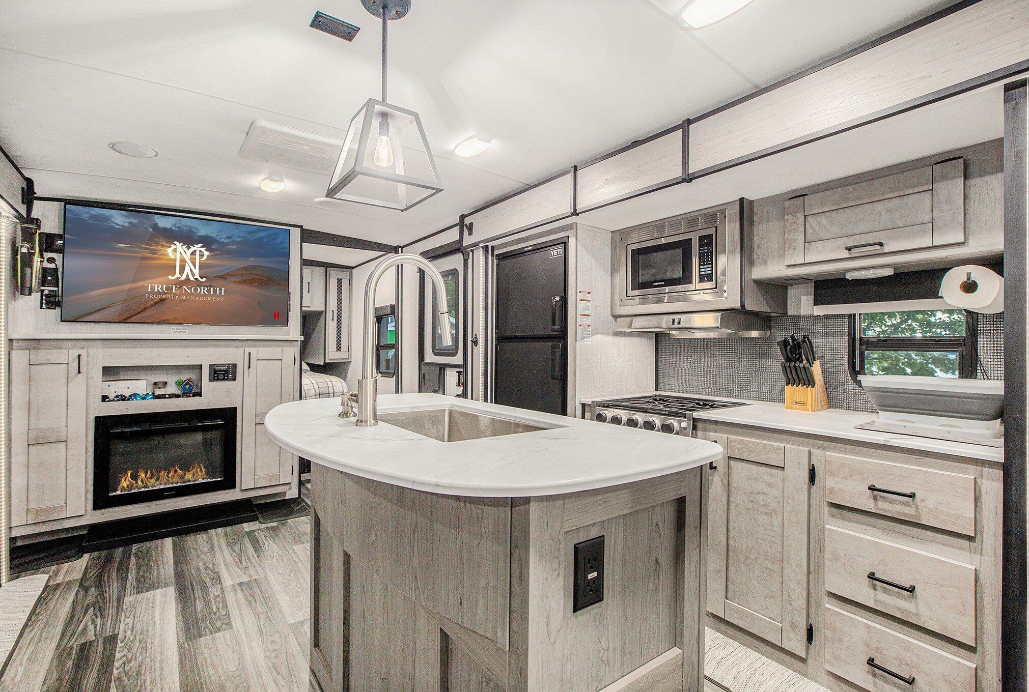 Kjøleskap, mikrobølgeovn, kokeplater og kjøkkenutstyr