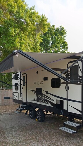 2-bedroom recreational vehicle in peaceful Dunnellon with AC