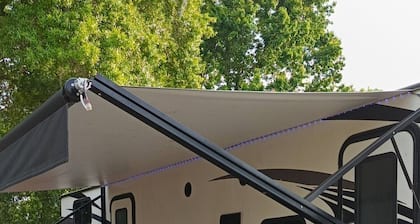 2-bedroom recreational vehicle in peaceful Dunnellon with AC