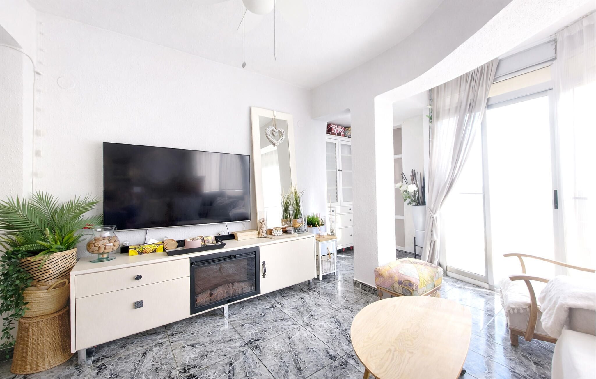 Smart TV, fireplace