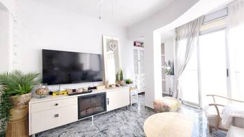 Smart TV, fireplace
