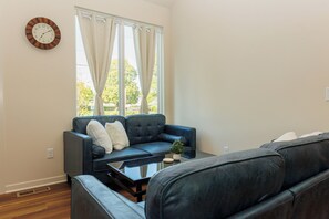 Living area - NEW Modern Home Near KC Attractions (Grandview)