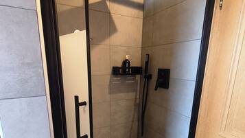 Dusche, Haartrockner, Handtücher, Seife