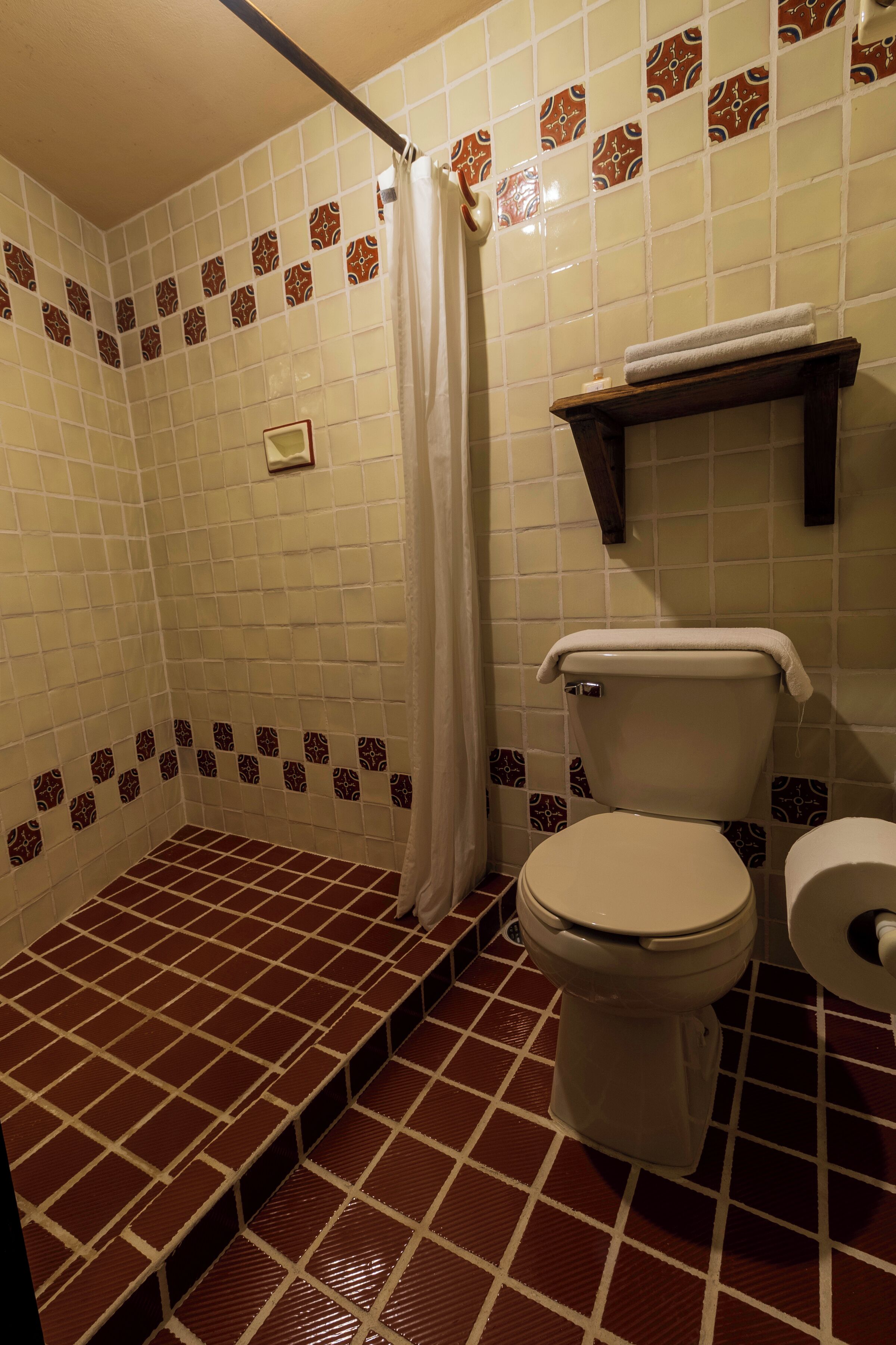 Douche, serviettes fournies, savon, shampoing