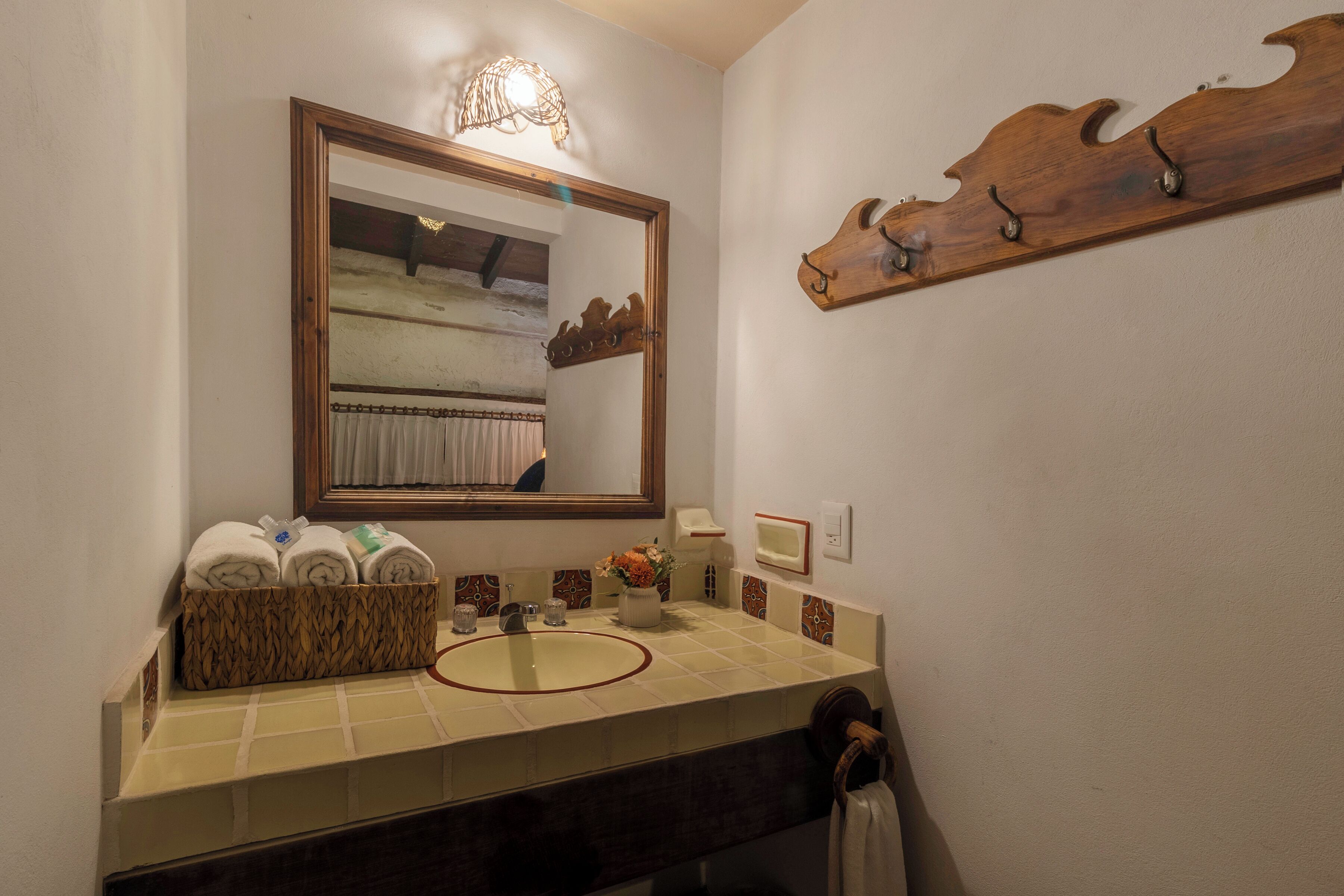 Habitación Confort | Baño | Regadera, toallas, jabón, shampoo 