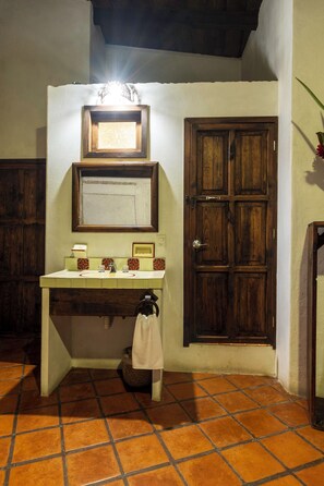 Deluxe Room | Bathroom | Shower, towels, soap, shampoo