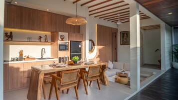 Villa Superior, balcone, vista giardino | Cucina privata | Mini-frigorifero, piano cottura, macchina per tè/caffè