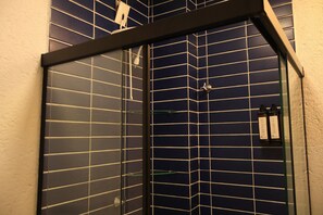 Villa | Badezimmer | Kostenlose Toilettenartikel, Haartrockner, Handtücher, Seife