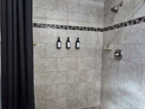 Dusche, Haartrockner, Handtücher, Seife