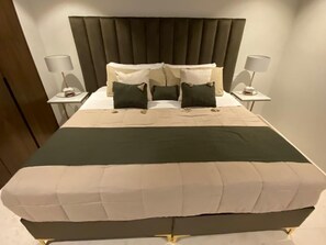 4 habitaciones, tabla de planchar con plancha y acceso a internet 