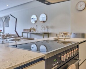 Microondas, horno, placa de cocina, lavavajillas
