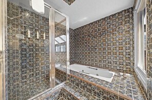 Een douche, een haardroger, handdoeken, zeep