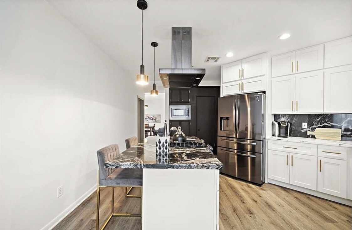 Mikrobølgeovn, ovn, kokeplater og oppvaskmaskin