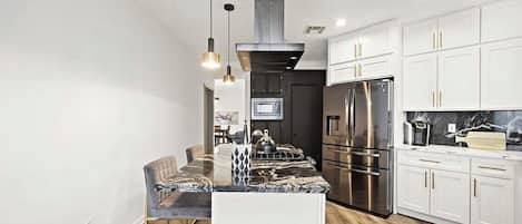 Mikrobølgeovn, ovn, kokeplater og oppvaskmaskin