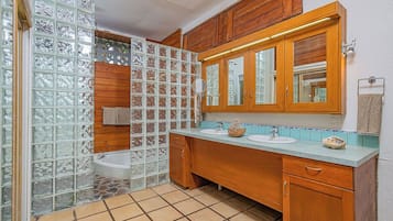 Panoramic House, Ocean View | Bathroom