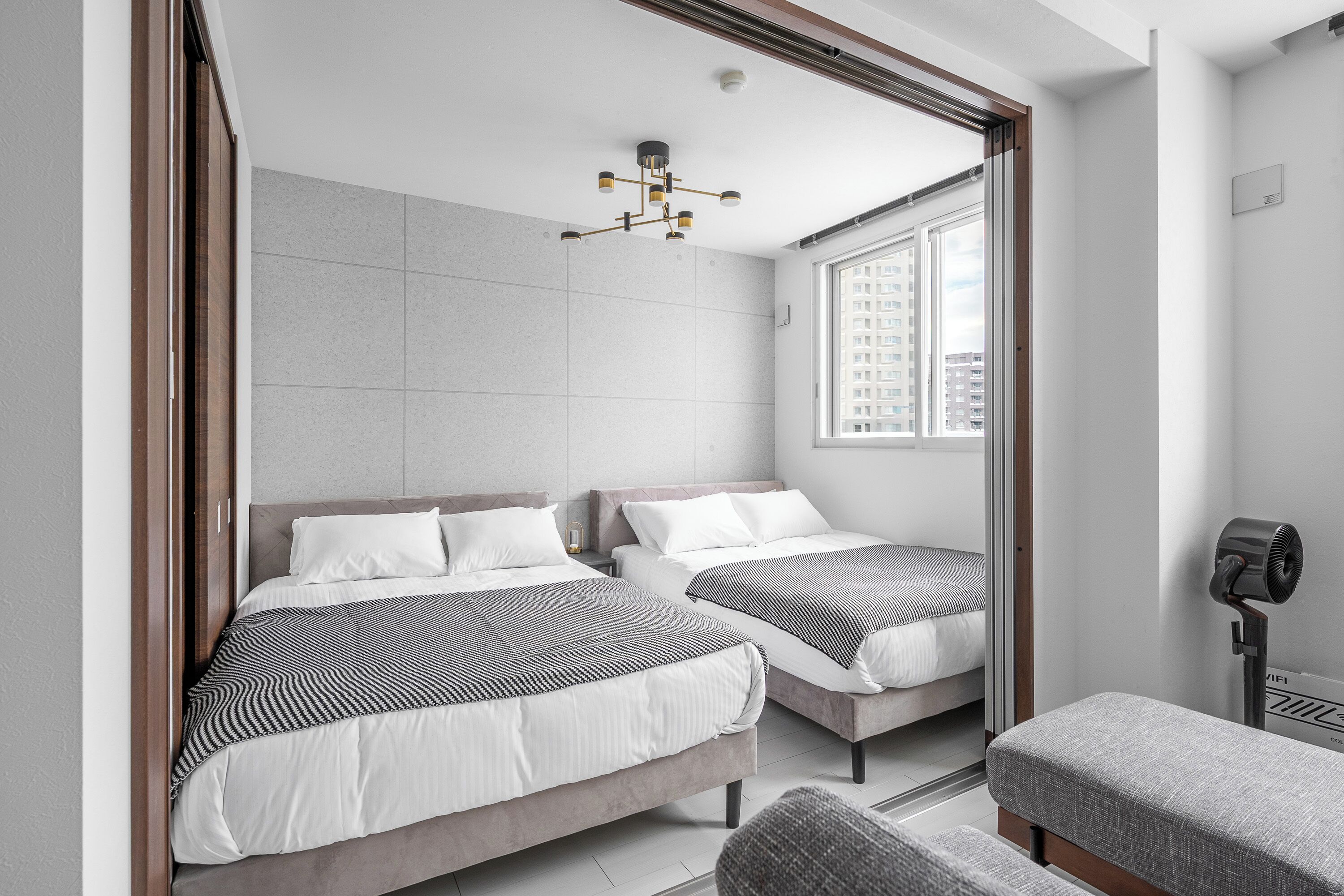 Escritorio, tabla de planchar con plancha y wifi gratis 