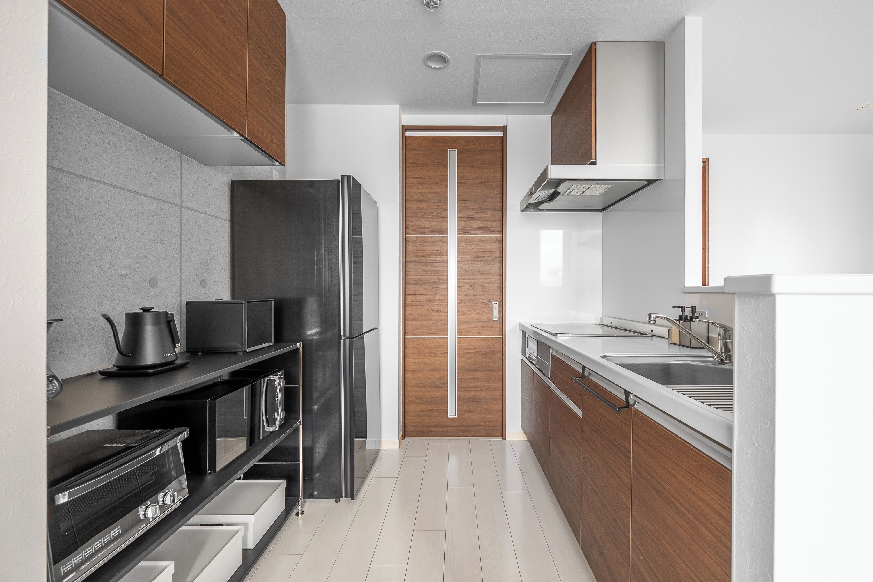 Refrigerador, microondas, placa de cocina, utensilios de cocina