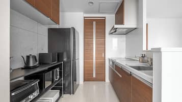 Refrigerador, microondas, placa de cocina, utensilios de cocina