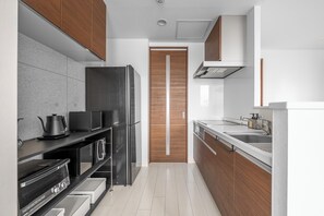 Refrigerador, microondas, placa de cocina, utensilios de cocina