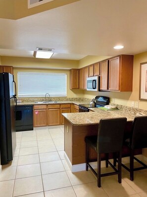 Frigorífic, microones, forn i placa de cuina 