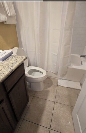 Assecador de cabells, tovalloles, sabó i paper higiènic 