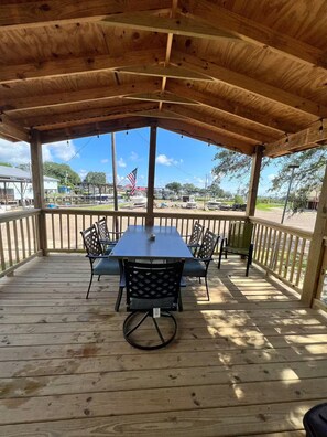 Outdoor dining - Big Daddy & BB's Tiki Marina Cottage ! (Gautier)