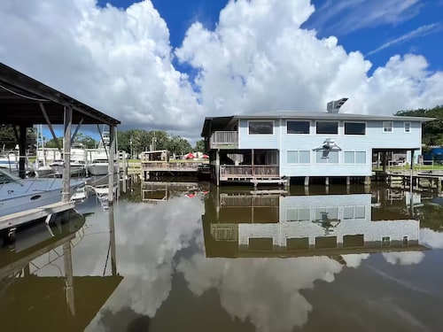 Big Daddy & BB's Tiki Marina Cottage !