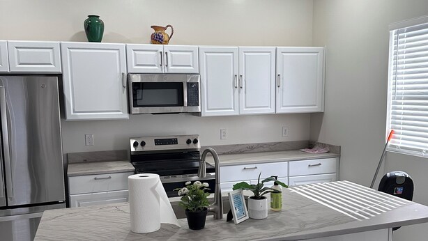 Private kitchen - 5-bedroom spacious house in welcoming Indianapolis with privacy fenced yard (Indianapolis)