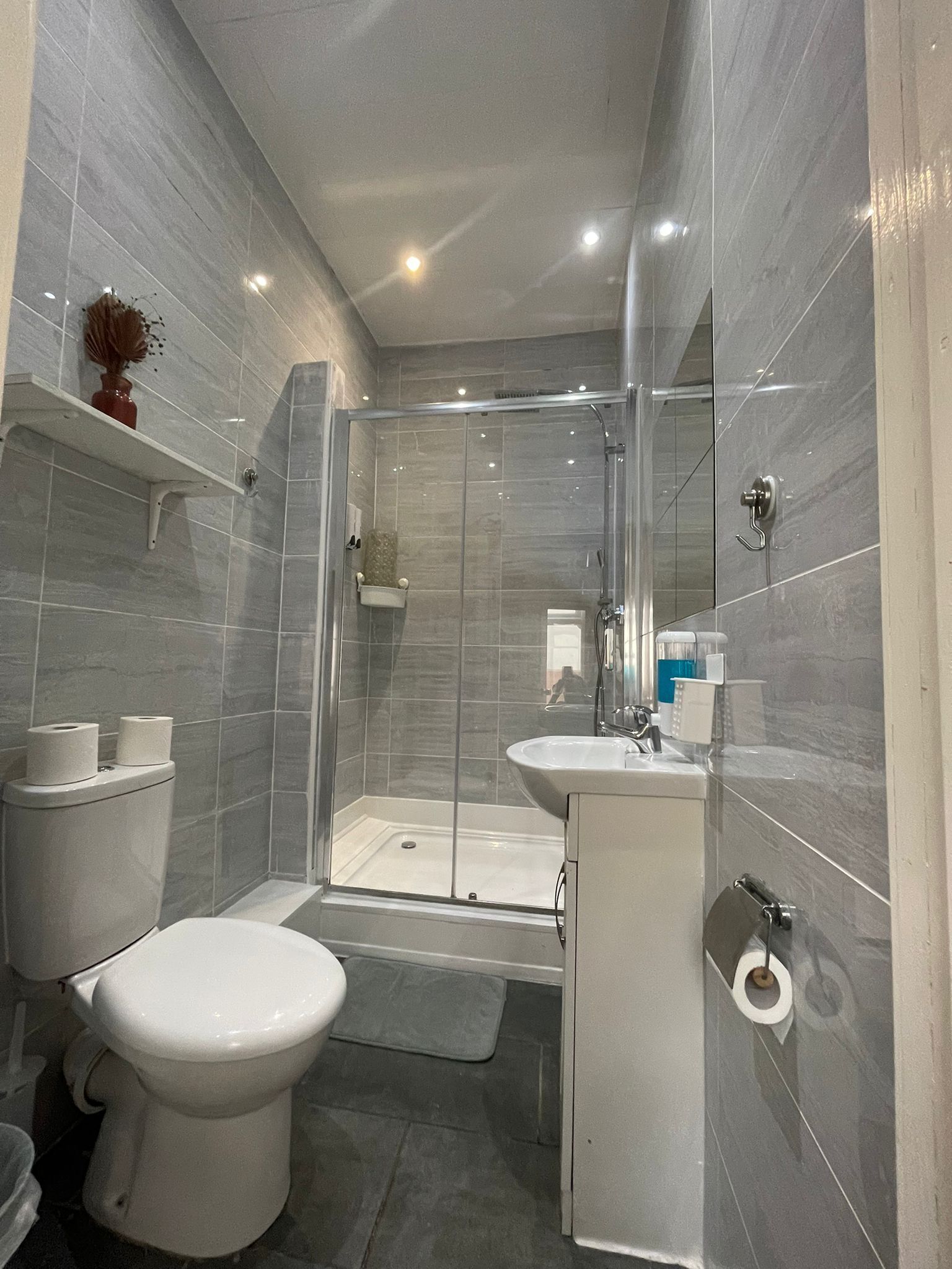 シャワー、ヘアドライヤー、ビデ、タオル