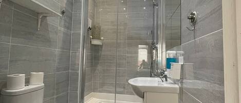 Dutxa, assecador de cabells, bidet i tovalloles