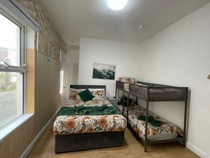 1 dormitorio, tabla de planchar con plancha, Internet y ropa de cama