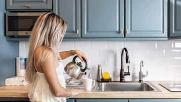 Refrigerador, microondas, parrilla de estufa y cafetera y tetera