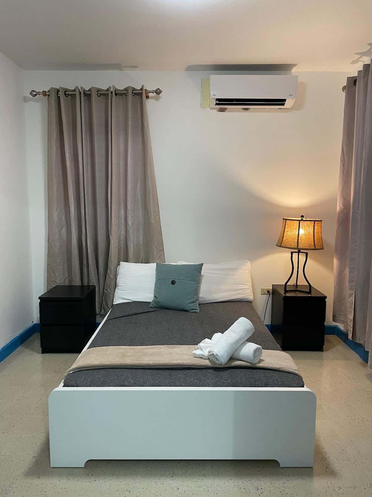 1 habitación, tabla de planchar con plancha, cuna de viaje y wifi 