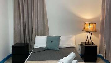 1 habitación, tabla de planchar con plancha, cuna de viaje y wifi