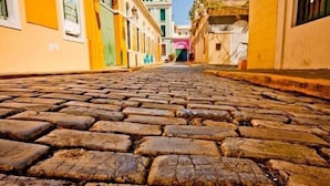 Una calle empedrada flanqueada por edificios.