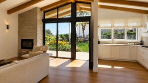 A modern living room with a fireplace, a sofa, and a television. - Villa Inés · Llanes · Single-story house with a garden (Cardoso (Llanes))