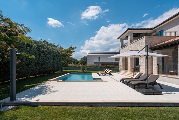 A modern house with a swimming pool, outdoor seating, and a well-maintained garden. - Villa Vignara (Istria - Labin) (Labin)